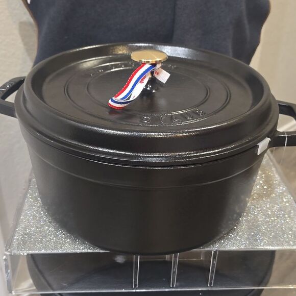Staub Cast Iron Round Cocotte Dutch Oven 5.5L- Matte Black - Picture 12 of 15